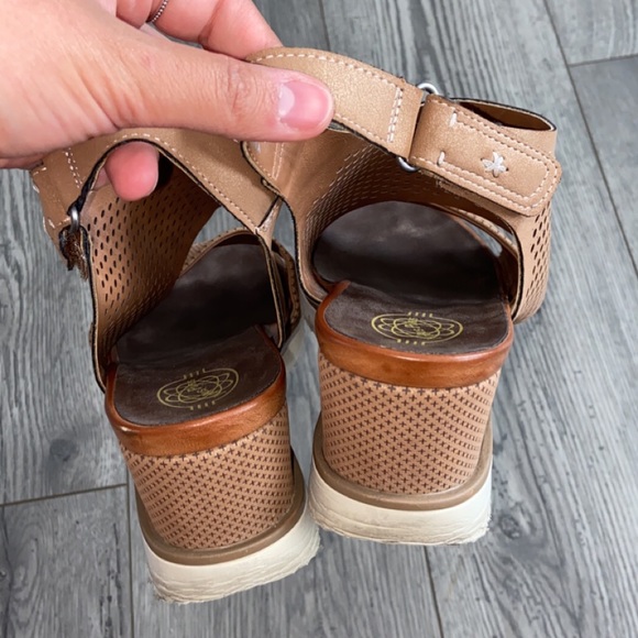 Shoes - Picture 6 of 8